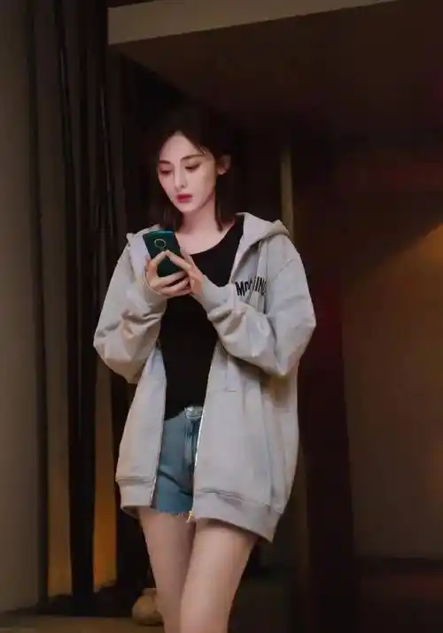 古力娜扎身材好到犯规,吊带刺绣裙下露出纤细长腿,分分钟美炸天_设计