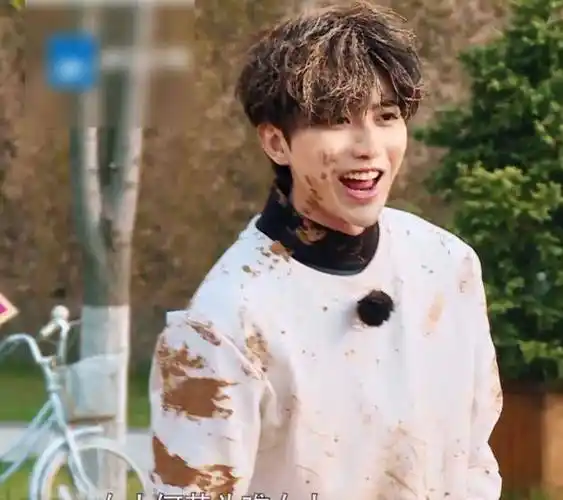 宋雨琦用瓢敲baby的头,随后又打得她满脸泥巴_幅度_蔡徐坤_表情