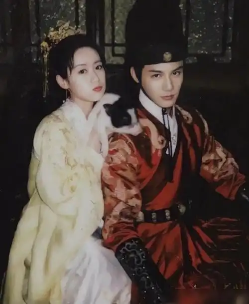 袁冰妍一直想和郑业成组cp剧方也不停地带节奏说两人很有夫妻相