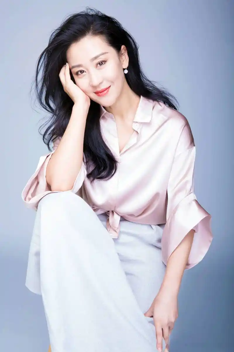 知名艺人苗圃庆生,大19岁富商老公送玫瑰,女儿清秀文静像妈妈_穆桂英