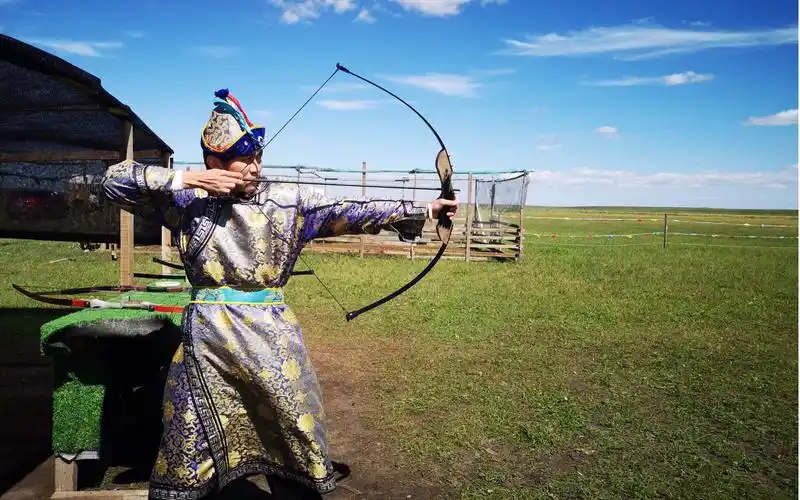 体验体验草原生活骑马射箭