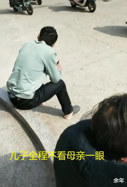 安徽亳州:母亲坐地哭求儿子不要离婚,"可怜天下父母心"