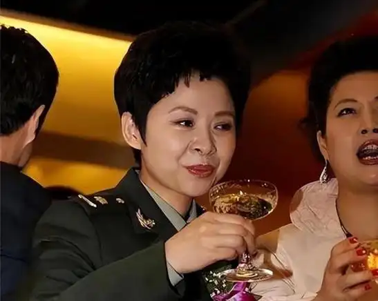 董文华与她的老公张楠牵手走过36年感情很好令人羡慕