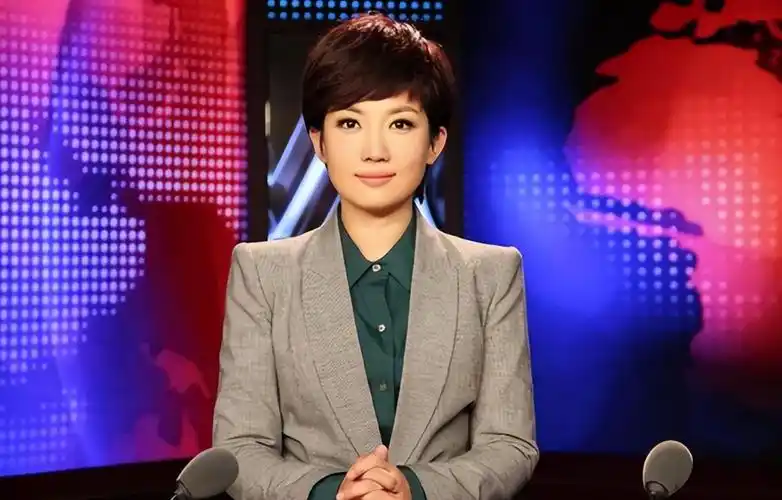 央视主持人王端端曾因直播时落泪引争议嫁同行丈夫幸福美满