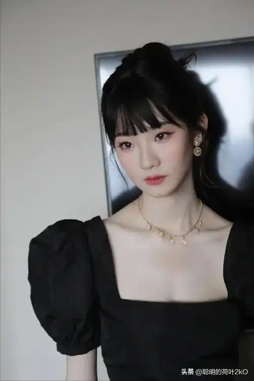 张艺凡黑色裙的优雅