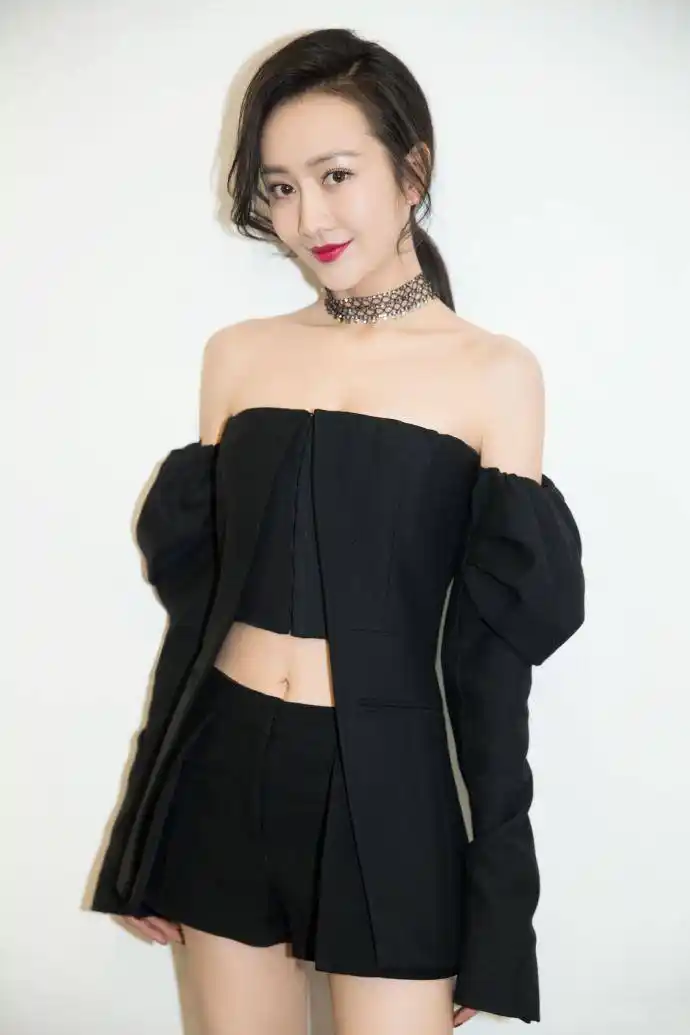 38岁王鸥美肩细腰身材完美浑身散发美艳气质