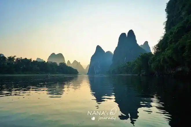 欣赏桂林漓江的最佳方式晨起乘竹筏品山水温柔美景