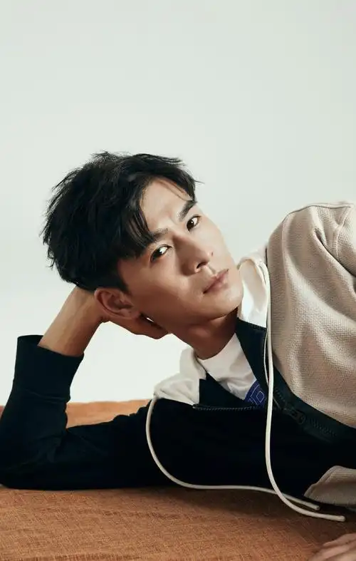 简介:乔振宇帅气迷人时尚写真图片,分享一组乔振宇图片给大家,图中的