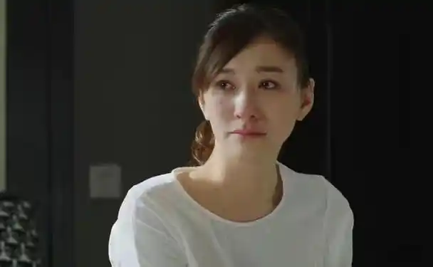 才过了两天,孙东海就直奔片场,却意外地发现李小冉正在和一位男演员拍