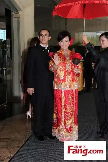 48岁商天娥下嫁灯饰商人 常陪老公上东莞谈生意