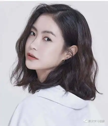 宝藏女孩的齐肩烫短发