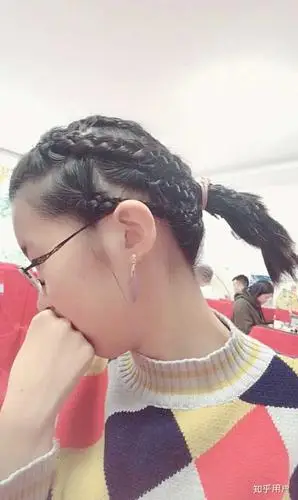 跟他一比我好像是个扁脑壳,我也不知道算不算扁头,反正没有他饱满