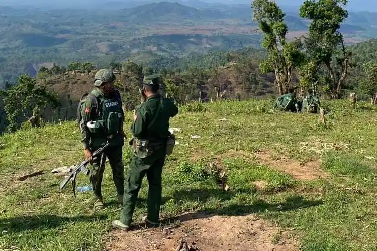 缅甸内战前线北掸邦军士兵在堑壕内用步枪和榴弹发射器防御作战