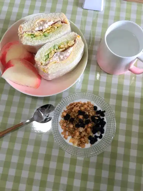 一个人的早餐大部分时候做完都吃不了,有时候浪费,有时候给同事带来.