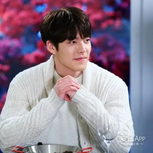 [金宇彬][分享]160808 《任意依恋》剧照更新 暖男鱼饼的围巾大衣show