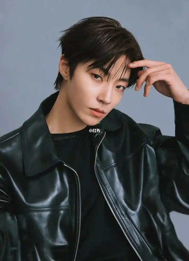 韩剧总演配角的这个男#新年福气签# 演员,确实挺帅!