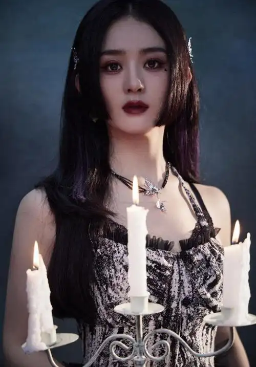 7月6日,赵丽颖公开一组最新写真大片,照片里的她穿蕾丝裙变身暗黑小