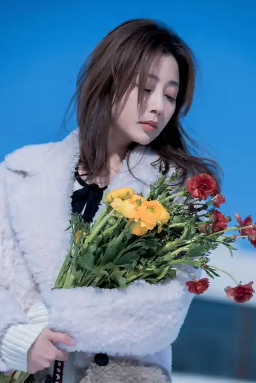 殷桃雪地捧花照曝光笑容超甜美翻天