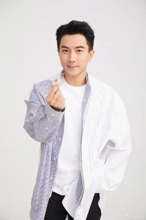 刘恺威接10岁女儿放学,小糯米正面曝光,港媒赞她清丽脱俗像杨幂|小