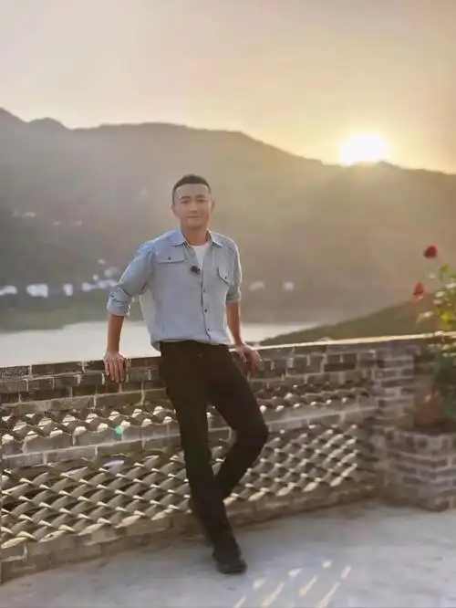 青春其实跟年龄无关,只要你热爱生活,就可以永远是个少年.