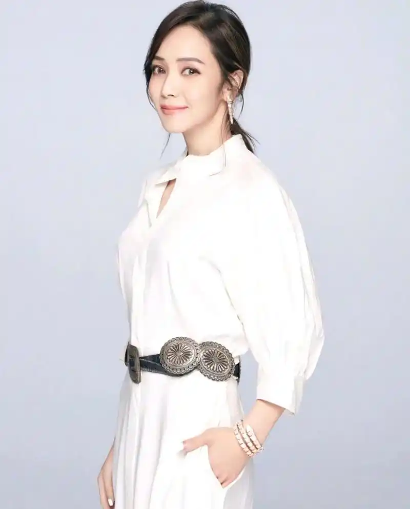 侯佩岑新身份曝光,一路撕掉"乖乖女"标签,不必活成别人期待的样子