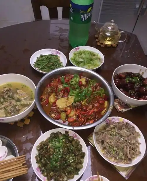 城里姑娘回农村男友家吃饭本来很嫌弃吃过后赞不绝口