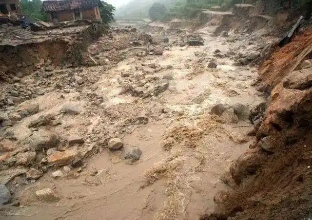 泥石流的形成条件有哪些面对泥石流该采取哪些防治措施