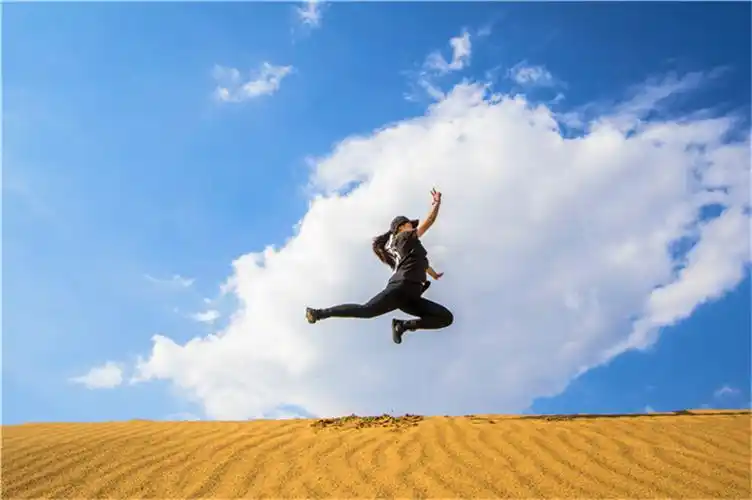 一起来到一望无边的沙漠,并肩前行.