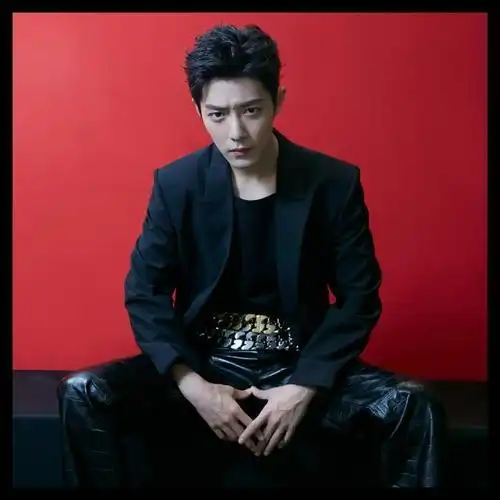 肖战618沸腾之夜黑色西装镶白色边条静静地坐着就够了真的帅