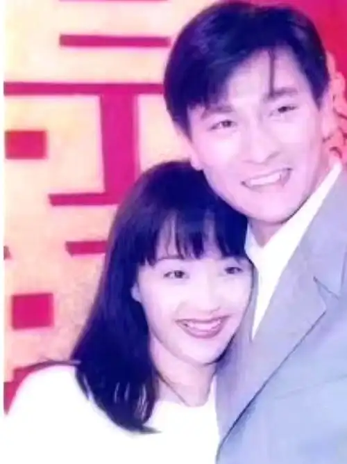 刘德华的英挺帅气搭配陈慧娴的温婉优雅,每一个瞬间都定格成永恒的