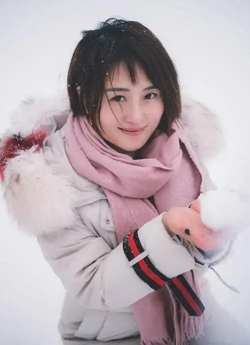 南方下雪姑娘穿棉袄踩雪脸蛋冻得通红唯美写真