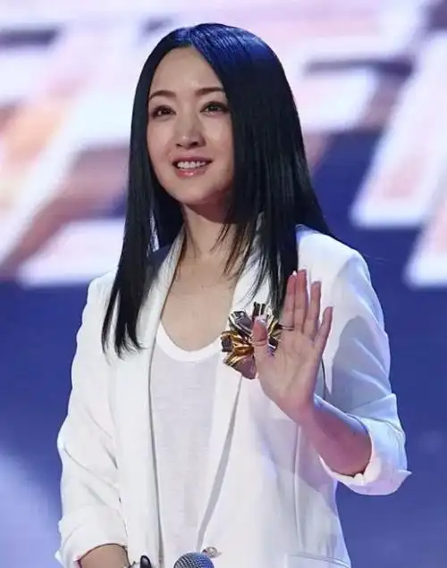 杨钰莹为捞金豁出去了!穿白西装踩恨天高登台热舞,人美但鞋太丑