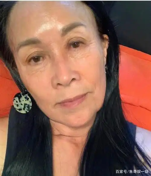 那英凭"乘风破浪的姐姐"翻红,素颜老年照惹人心疼!