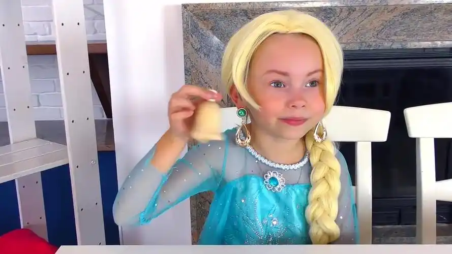 爱丽丝装扮冰冻艾莎公主和安娜公主冰雪女王03