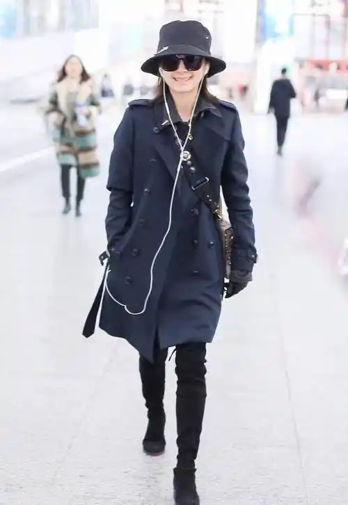 王子文真会显高显瘦穿搭藏青色大衣配长筒靴不愧是小个子超模