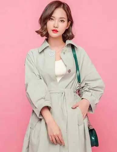 栗色短发 这款偏分发型设计很有知性气质,再搭配上栗色的染发显得更加