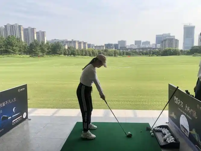 现场活动图片体育界著名作家瑞斯曾说过,"跟一个人打十八洞的高尔夫球