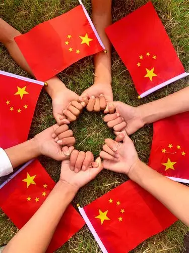 礼赞祖国 祝福祖国——尚王小学开展与国旗合影活动