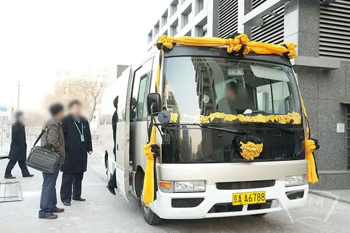 在合肥殡仪馆为政协委员谭某举办丧葬告别仪式