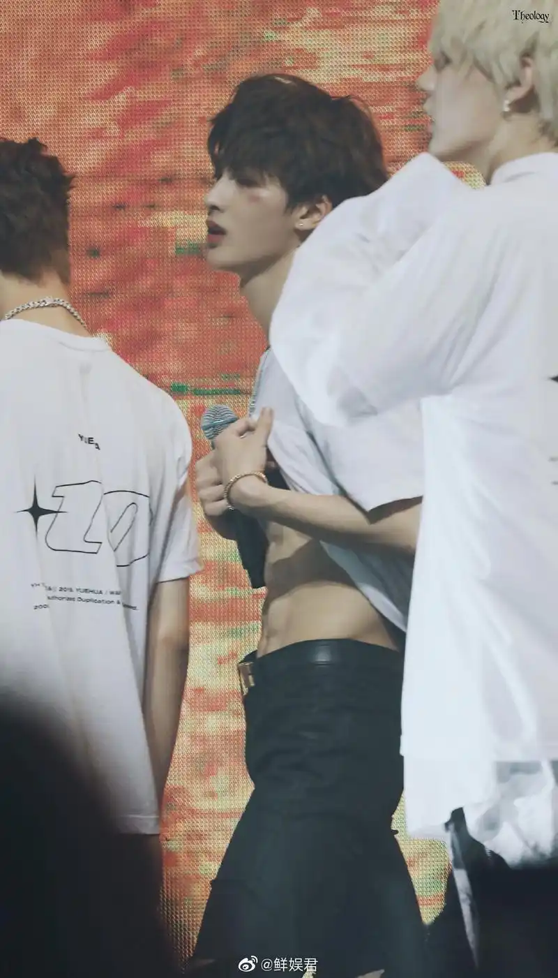 据说是12岁就练出了腹肌