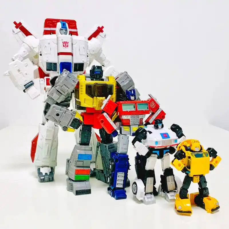 变形金刚玩具汽车人人形比例展示