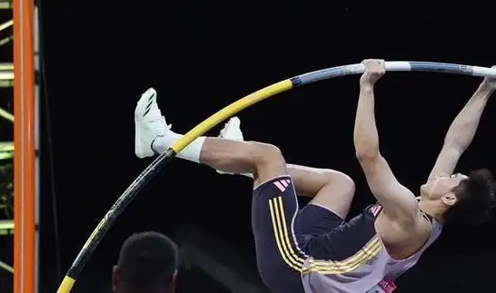 2024中国街头巡回赛南京站男子撑杆跳高决赛安徽队选手钟涛夺冠