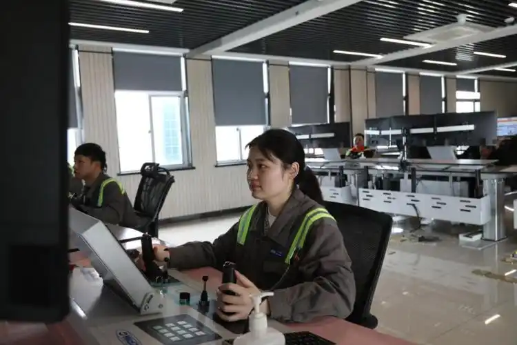 从法学毕业生到龙门吊司机她说当工人也挺好