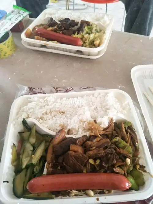 工地午餐简单的和工人师傅一起吃个饭