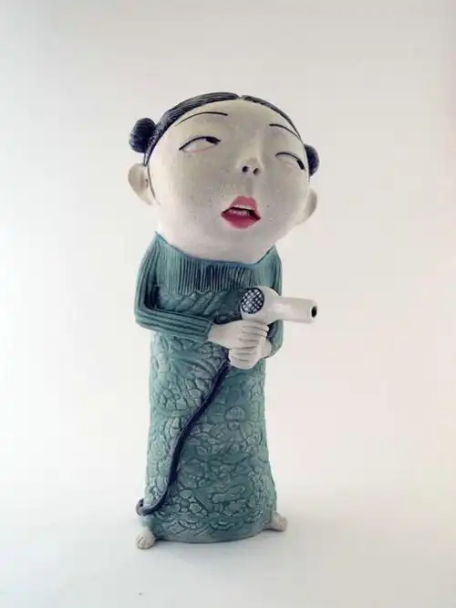 她的雕塑作品的主旨是围绕人物,关系以及陶艺人物