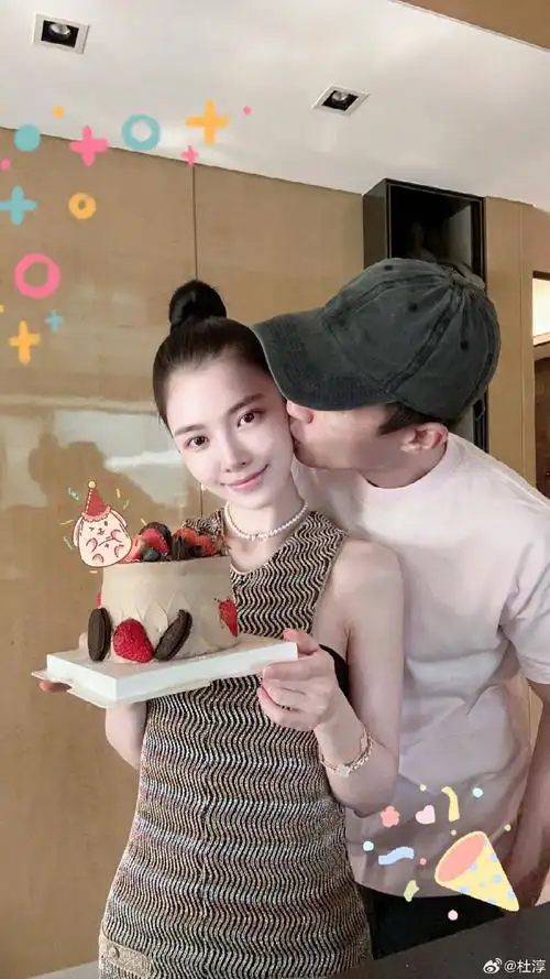 杜淳为老婆庆生,送王灿巨型玫瑰高调示爱,亲吻对方脸颊超甜蜜