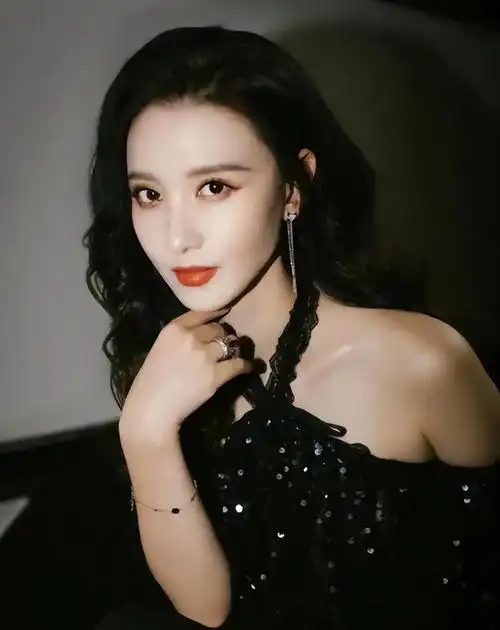 张萌庆祝结婚10周年,罕晒与富豪老公合影,住豪华酒店贴脸秀恩爱