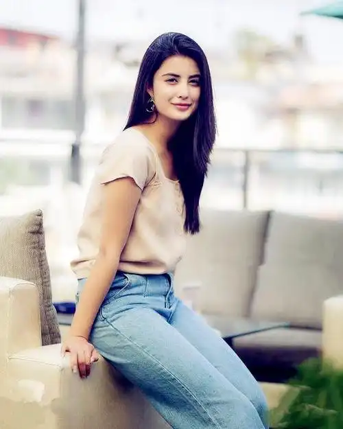 尼泊尔很远,远在喜马拉雅的山脚下,形同陌路.