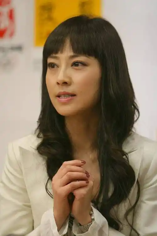 原创张卫健46岁妻子罕见露面有些衰老不过仍然漂亮老了也很文艺