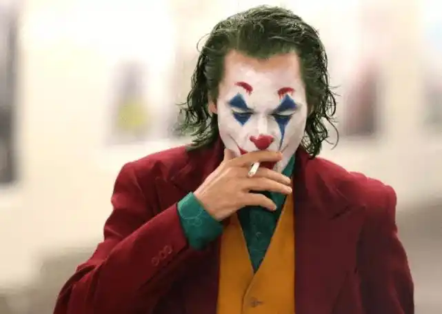 是一个典型的老实人被逼急的恶魔,而当小丑抽烟的时候看起来忘乎所以